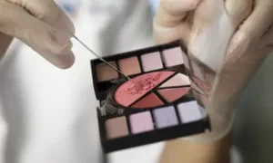 Análisis de una paleta de maquillaje en laboratorio