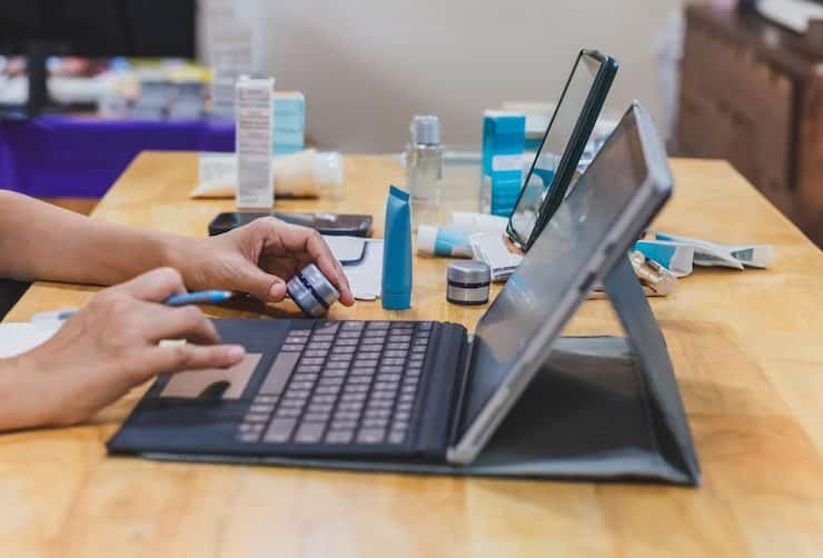 Mujer grabando una reseña de un producto cosmético para redes sociales